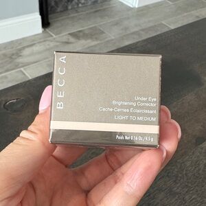 BECCA Light to Medium Under Eye Corrector